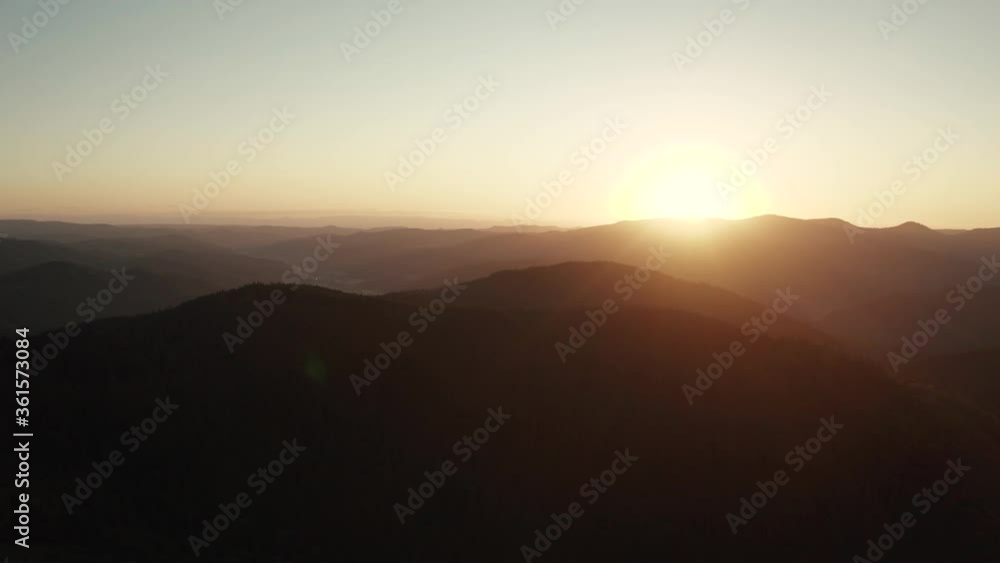 Drohne Sonnenuntergang auf einem Berg Drohne Sonnenuntergang auf einem Berg