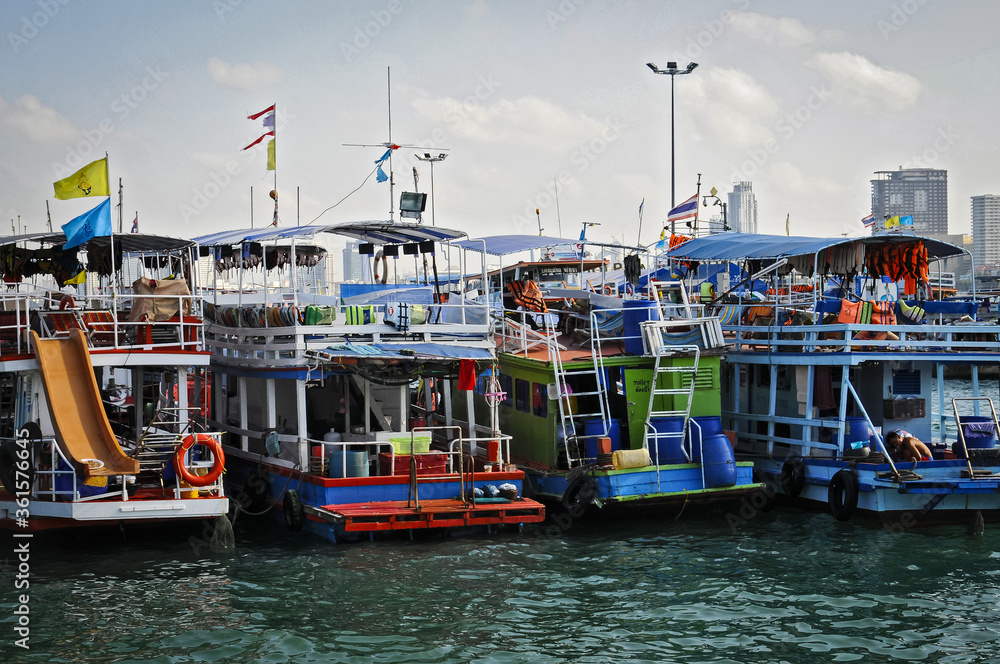 Bateau de tourisme colorés accostés au port de Pattaya en Thaïlande.