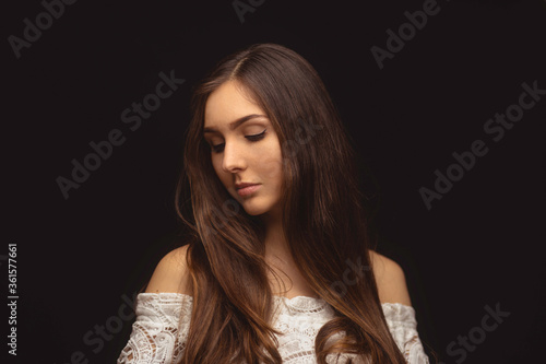 Junge Frau Studio Portrait vor schwarzem Hintergrund
