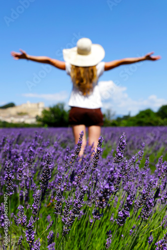 Fototapeta Naklejka Na Ścianę i Meble -  woman with hat in lavender flowers field