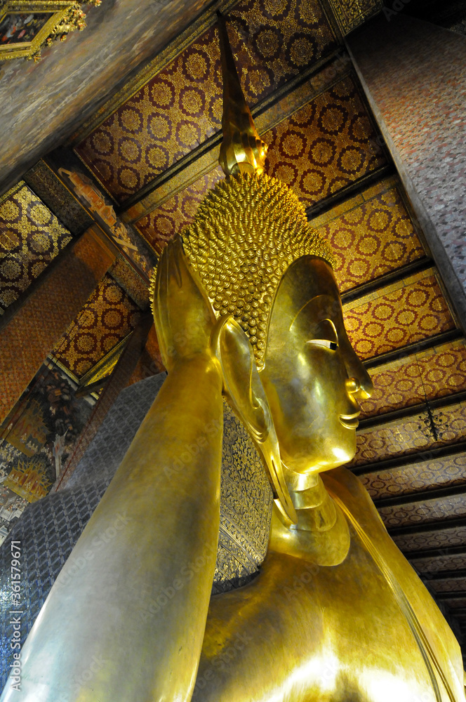 Vue de profil sur le visage du plus grand Bouddha couché de Thaïlande au temple impérial de Bangkok.