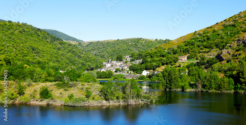 Lozere  Lac de Villefort  village de Castanet en Lozere