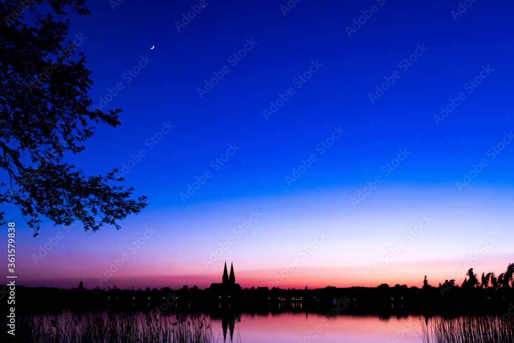 Obraz premium Neuruppin zur blauen Stunde und copyspace 