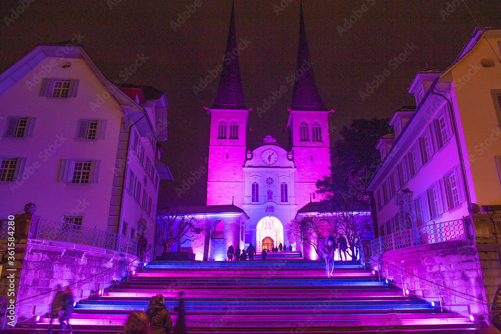 Fototapeta premium Hofkirche St. Leodegar in nächtlicher Beleuchtung, Luzern, Schweiz