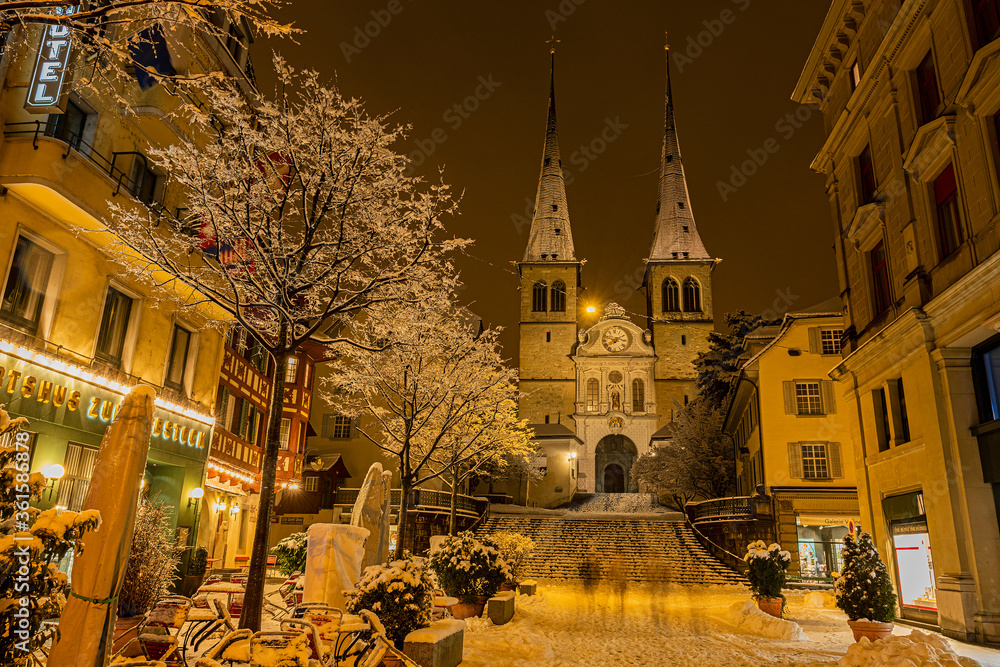 Hofkirche St. Leodegar zur Nachtzeit im Winter, Luzern, Schweiz
