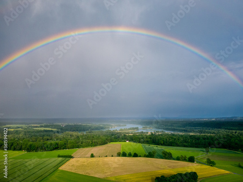 Regenbogen der Deutschland und Österreich verbindet © skyflypix