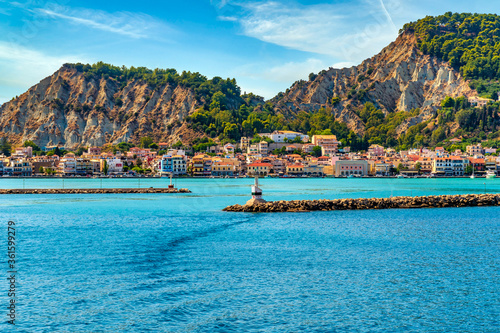 Foto Amazing view  entering the port of  zakynthos town  on a beautiful summer day !!