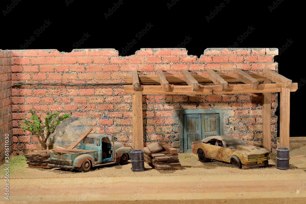 Φωτογραφία diorama coches, maquetas de coches viejos en un patio con pergola de madera viej