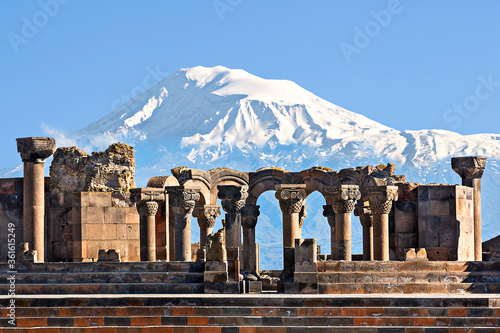 Tableau sur toile Ruins of Zvartnots Temple with Mount Ararat in the background, Armenia