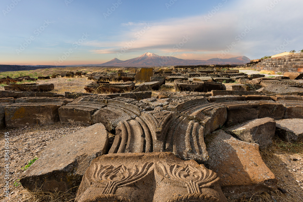 Φωτογραφία Ruins of Zvartnots Temple with Mount Ararat in the background, Armenia