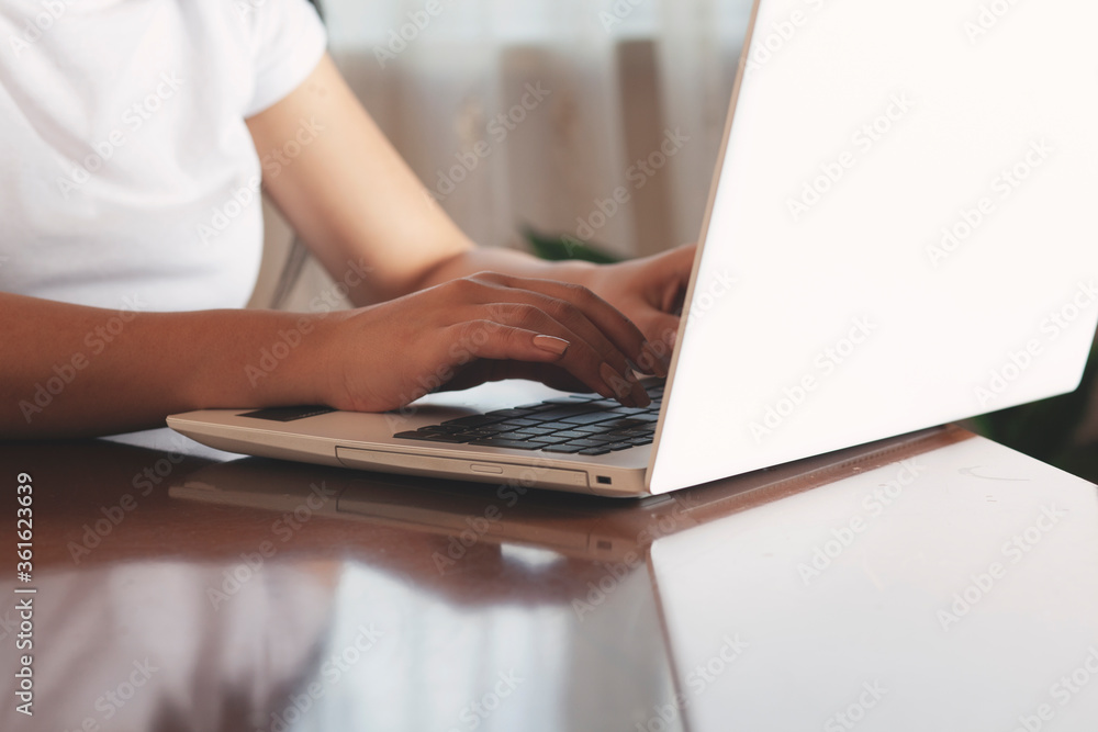 Fototapeta premium woman hand komputer with coffee