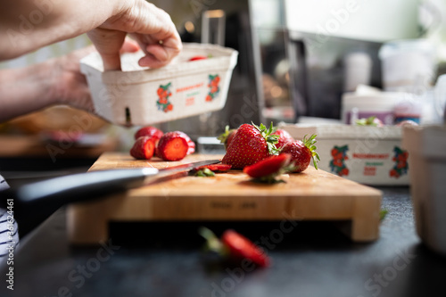 essen kochen Erdbeeren schneiden  k  che  sommer