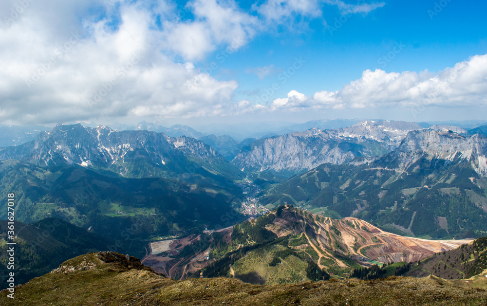 Fototapeta premium A beautiful view from the top of a mountain in Austrian Alps