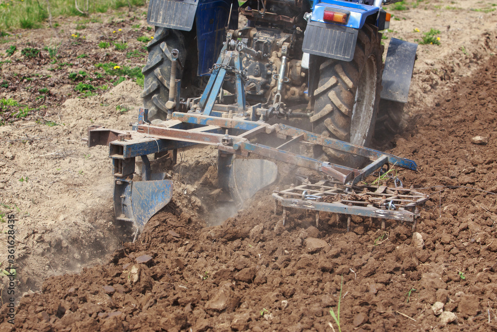 Obraz premium Process of plowing land