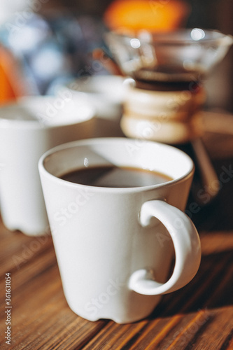Foto The coffee is alternatively made using a paper filter and a kemex is poured from the flask into a mug