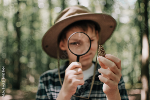 Fotografie Boy biologist or entomologist studies nature