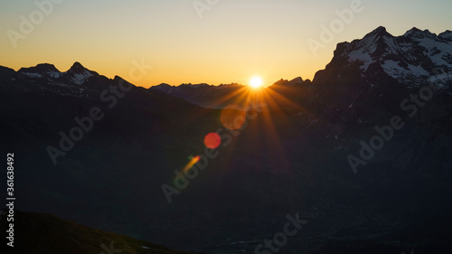 Sonnenaufgang auf dem Lauberhorn oberhalb von Grindelwald, Schweiz