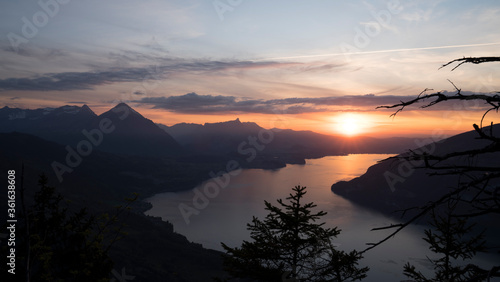 Sonnenuntergang über dem Thunersee, Schweiz