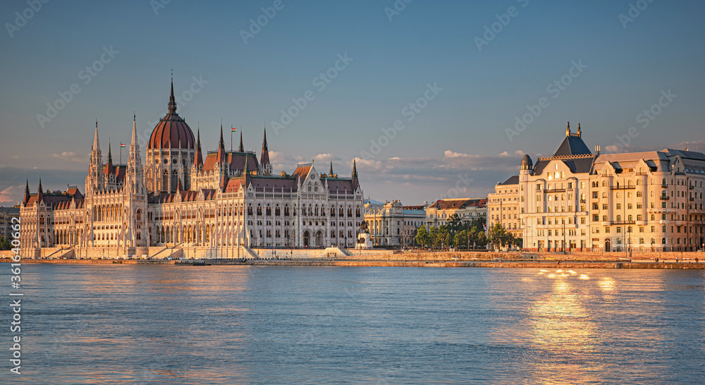 Fototapeta premium The famous Hungarian Parliament in Budapest, Hungary