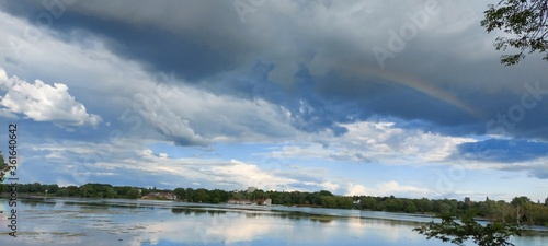 Arc-en-ciel sur un étang