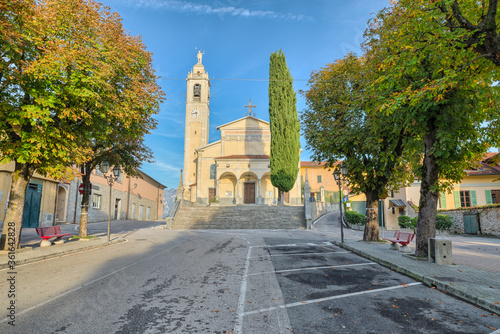 Fotografía Historic center of the town of Cesana Brianza  with the church of San Fermo e Rustico (15th century), square Borromeo