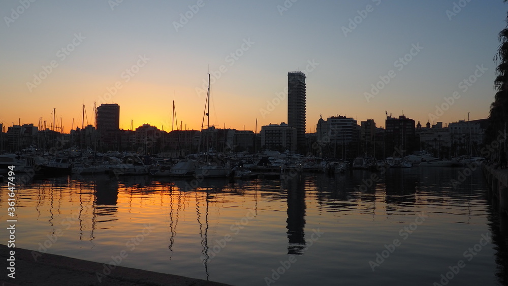 Naklejka premium Alicante ciudad marinera en el mediterráneo