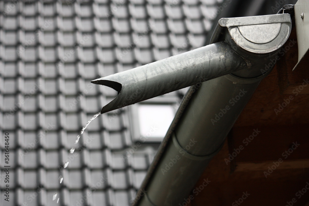 Obraz premium Ablaufkehle oder Schwanenhals an einer Dachrinne bei Regen an einem Carport in Heintrop Büninghausen