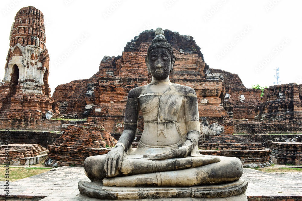 Escultura de Budha delante de estupas destruidas en Ayutthaya, Tailandia Escultura de Budha delante de estupas destruidas en Ayutthaya, Tailandia