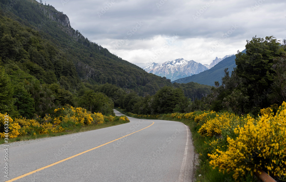Ruta 40 entre San Carlos de Bariloche y El Bolsón, provincia de Rio Negro. Patagonia Argentina.