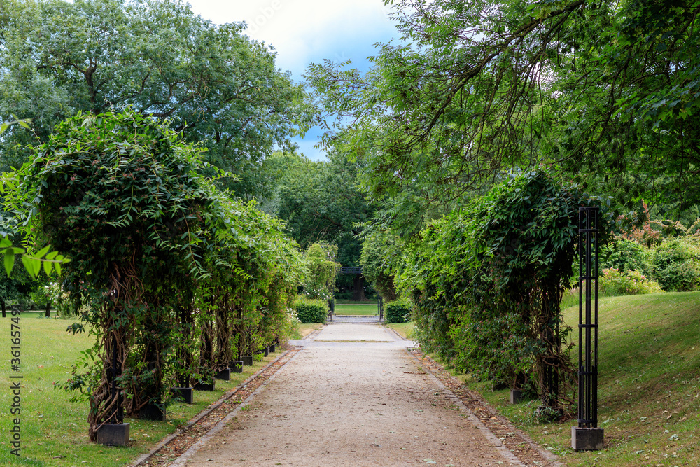 Un chemin dans le parc déserté à cause du covid-19