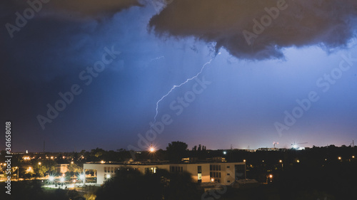 Burza nad poznaniem widok na zachód z osiedla Winiary. Na zdjęciu widoczny jest wyładowanie elektryczne (piorun). photo