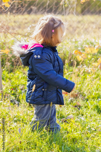 Obraz na płótnie child on the grass w salonie