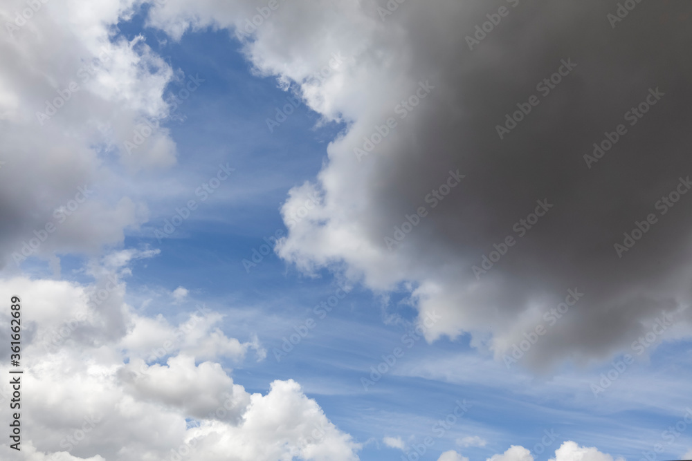 Obraz premium White clouds with a little possible rain