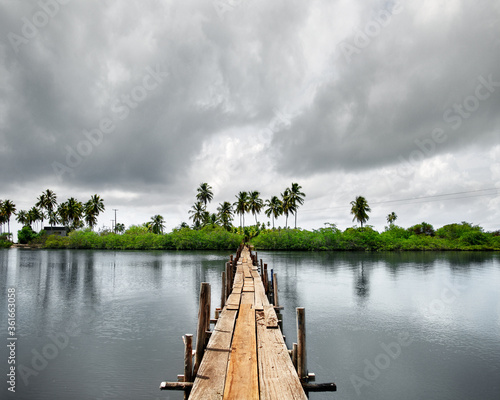 Ponte de madeira para acessar uma ilha no nordeste na praia de São Miguel dos Milagres em Alagoas, Brasil.