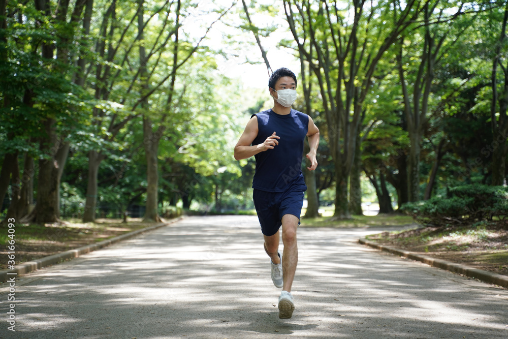 公園で走る男性