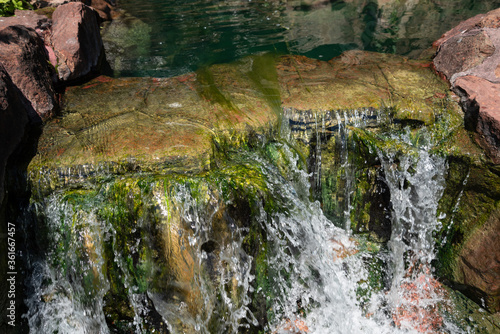 Chute d'eau au jardin botanique de Montréal 