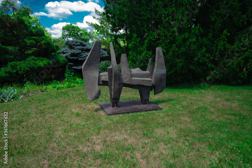 Statut en pierre au jardin botanique de Montréal 