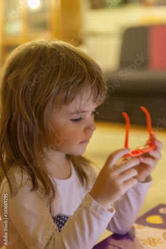 Obraz na płótnie toddler playing with glasses w salonie