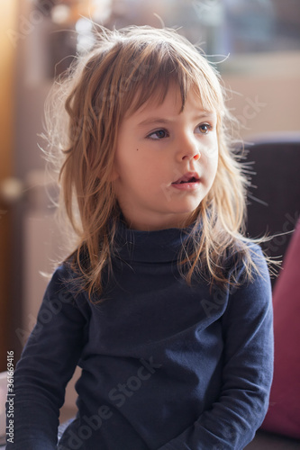 Obraz na płótnie a cute girl playing at home w salonie