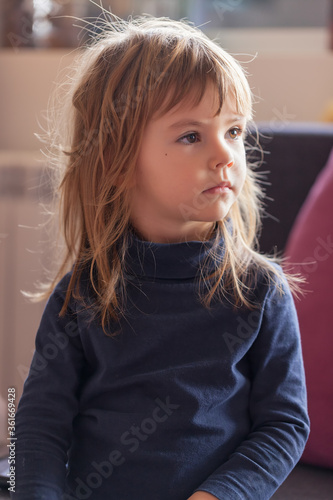 Obraz na płótnie a cute girl playing at home w salonie