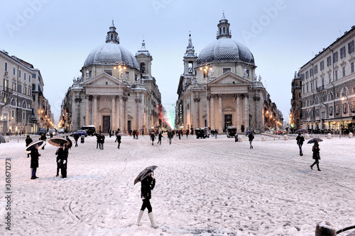 Canvas Print Italy, Rome,People square - Feb 11th 2012: Unusual weather, snowing in Rome