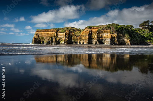 Three sisters beach with cliffs reflection, New Zealand Fototapet
