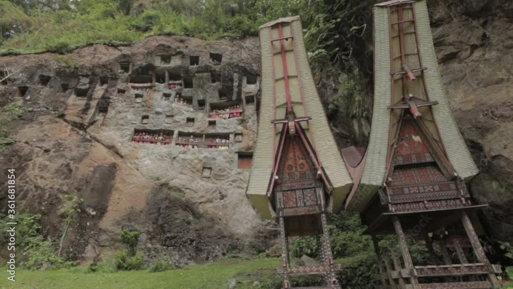  Foto zu Toraja Indonesia Londa Graves Cave Funeral Burial Dead Tau Tau Stock 