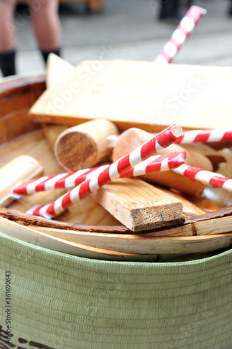 酒樽の蓋を木槌で割って開封する鏡開き