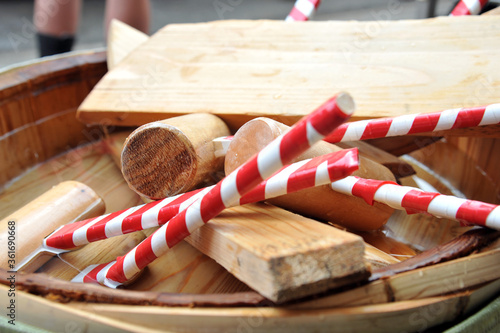 酒樽の蓋を木槌で割って開封する鏡開き