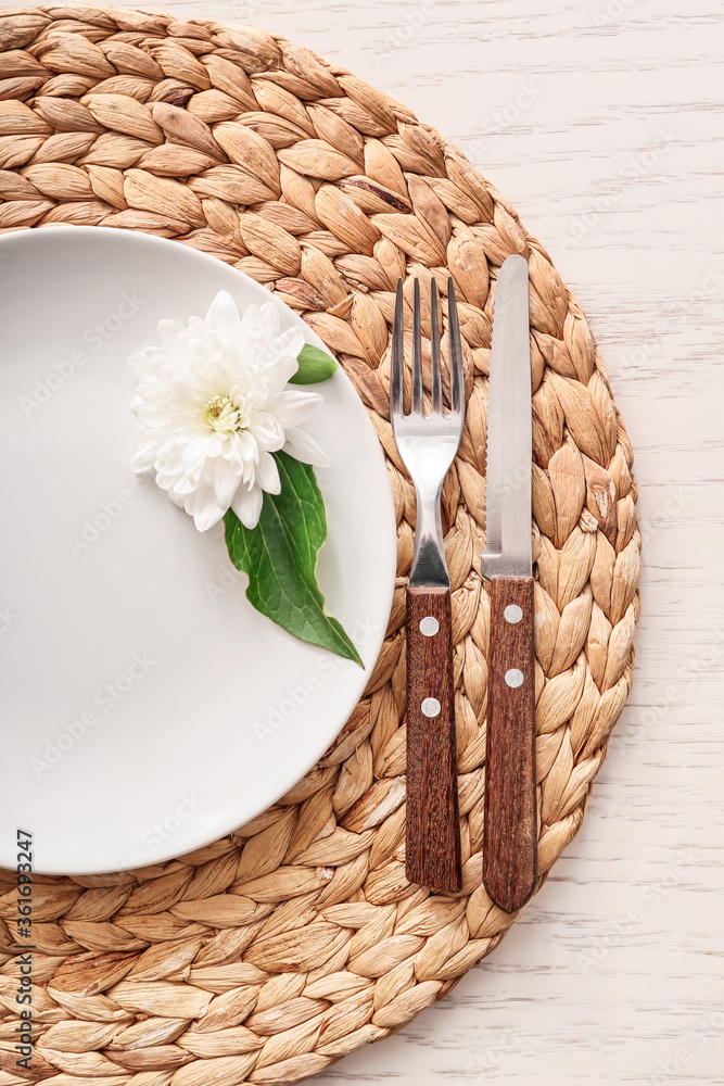 Obraz premium Simple table setting on white wooden background