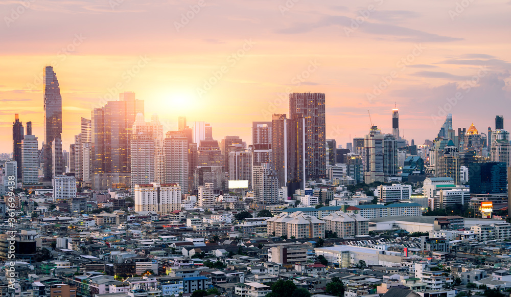 Fototapeta premium Widok na panoramę miasta Bangkok nowoczesne biuro z zachodem słońca niebo