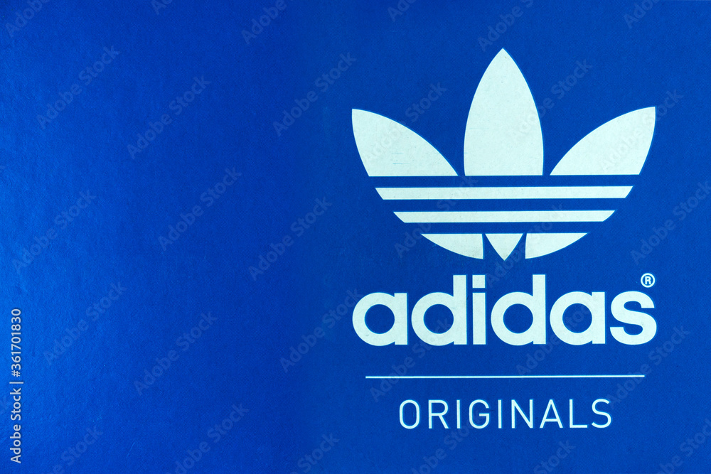 Fotka „TRAT, THAILAND - JULY 02, 2020: Adidas original logo on paper shoe  box. German multinational corporation that designs and manufactures sports  shoes, clothing and accessories.“ ze služby Stock | Adobe Stock
