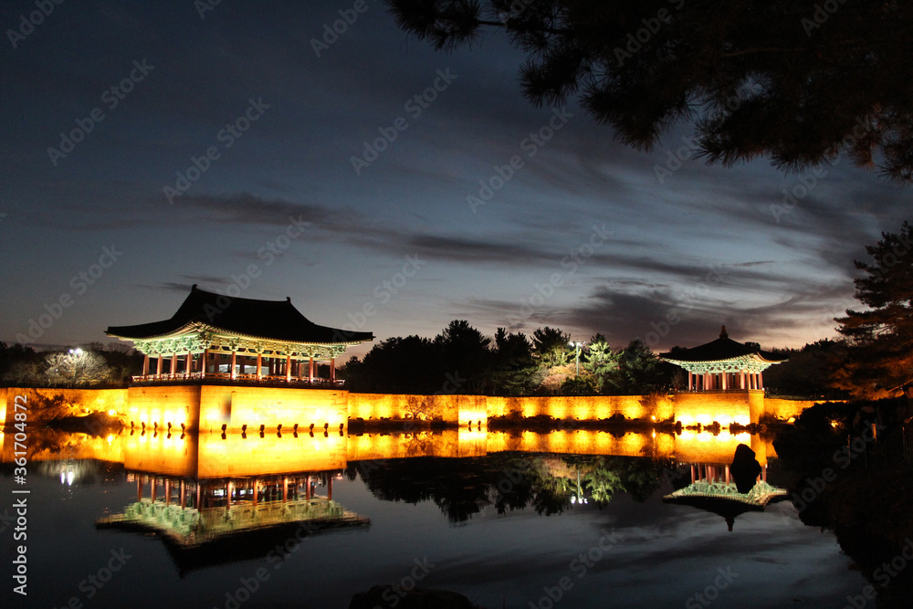 Obraz premium Night view of Donggung Palace and Wolji Pond with the light and reflection in Gyeongju, South Korea
