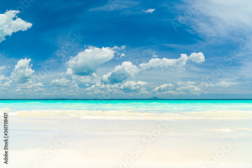An Amazing tropical beach © Netfalls